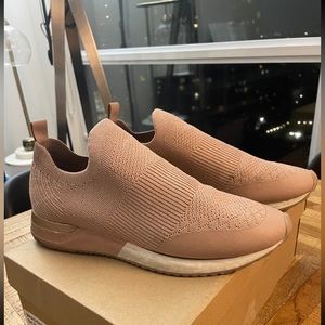 Very comfortable for everyday use
Light pink 
Beautiful material